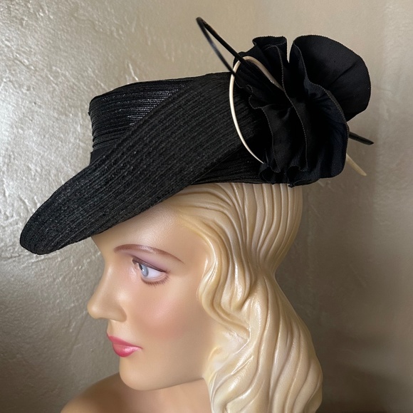 IMPRESSIVE 1940s' BLACK STRAW FEDORA - GROSGRAIN BAND/BOW + BLACK/WHITE QUILLS